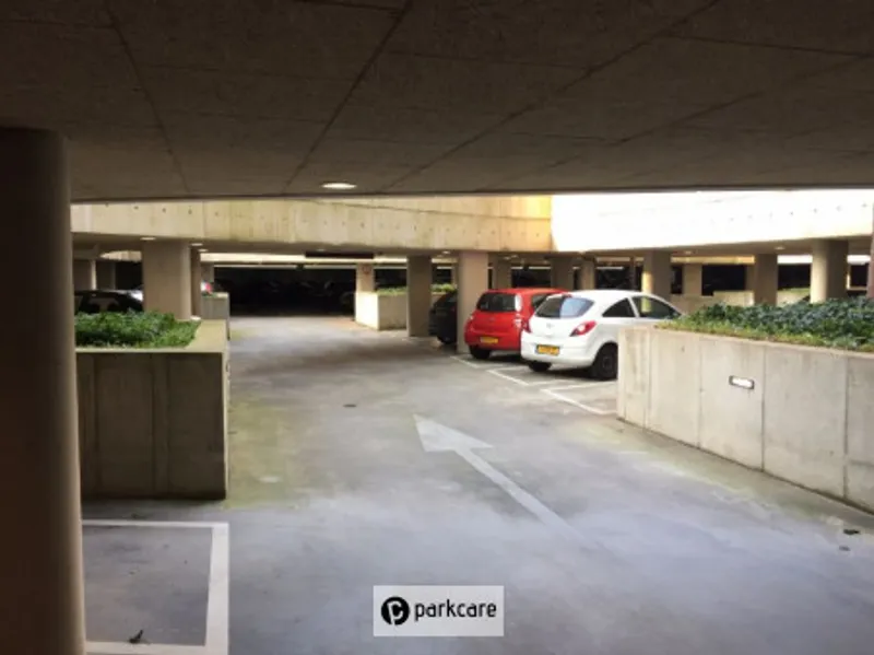Auto's geparkeerd in Parkeergarage Weesperplein