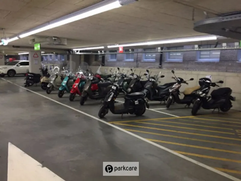 Scooter parkeer Parkeergarage Weesperplein