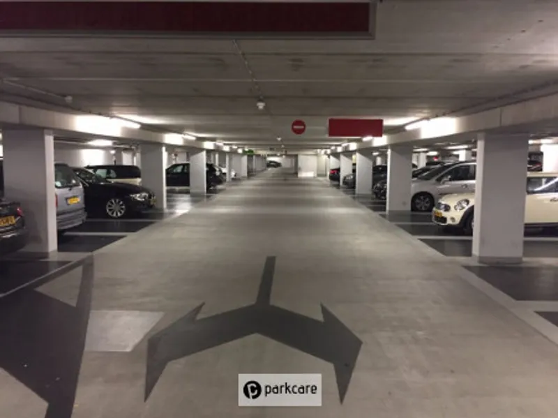 Langezijde Parkeergarage Eurocenter met geparkeerde auto's