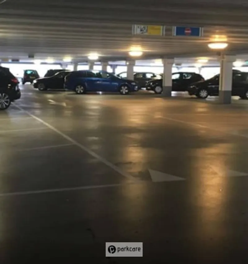 Parkeerplekken met auto's binnen MOBIHUB | Westergas